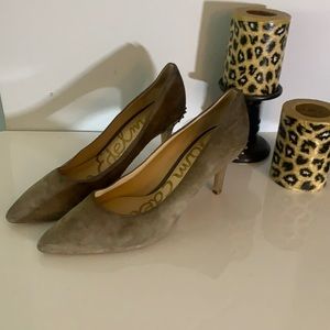 🤩Moss Green Suede Pumps. 7.5 w/ gold accent🤩